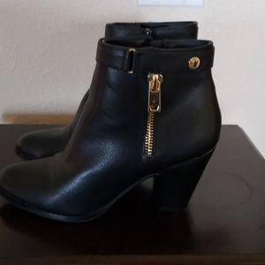 Ankle Boots with gold zipper detail